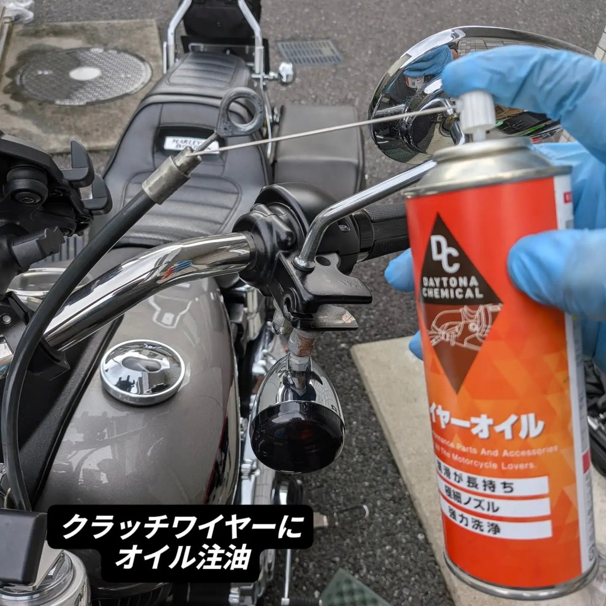 tk_rider9's tweet photo. 週末のガレージ作業。
エンジンオイルとワイヤー注油のDIY交換。

古いオイルを抜いて、新しいオイルを入れてスッキリ。
オイル交換の合間にサクッワイヤーの注油。
#ハーレーダビッドソン 
#FXDL 
#オイル交換 
#バイクメンテナンス 
#ガレージライフ https://t.co/WpRr6NpOMJ