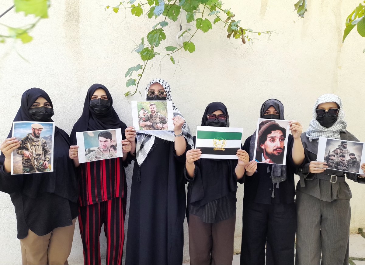 soheilakhozejw's tweet photo. شجاعت زنده است: «قهرمانان ما برای آزادی این خاک جان دادند؛ امروز ما زنان با سلاح آگاهی و فریاد، همان راه را در کوچه و خیابان‌های اسارت ادامه می‌دهیم.» https://t.co/7LDUuo6B5c