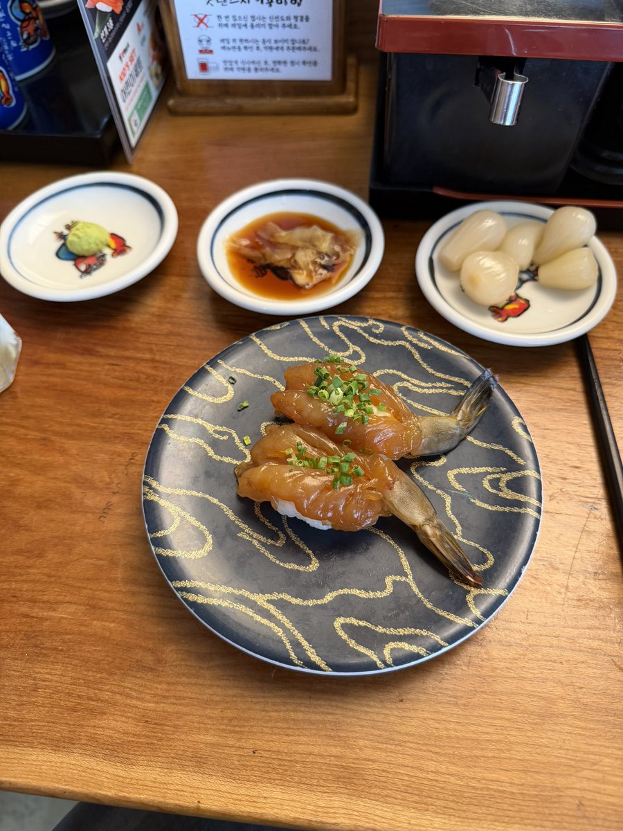 anggeumbb's tweet photo. ��름 조절 했는데 초밥을 오만원어치나 먹었어요오… https://t.co/SnWFV78eaZ