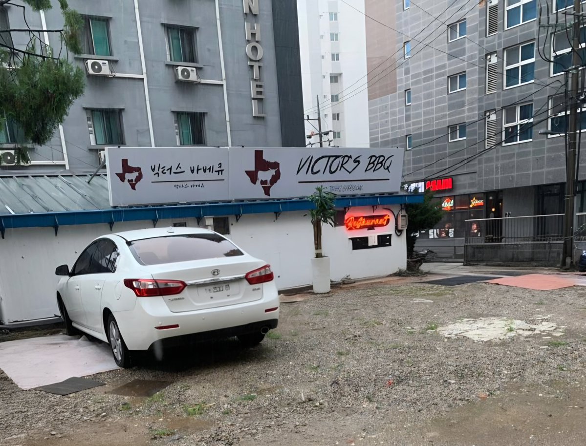 Victorokeke_'s tweet photo. Brigid (@UniqueBree01) and I opened a BBQ place downtown in Pyeongtaek, Gyeonggi-do, South Korea.

We offer low-and-slow smoked meats like brisket, pulled pork, and smoked chicken, cooked over oak wood in custom-built smokers. https://t.co/wRhnEEBmgC