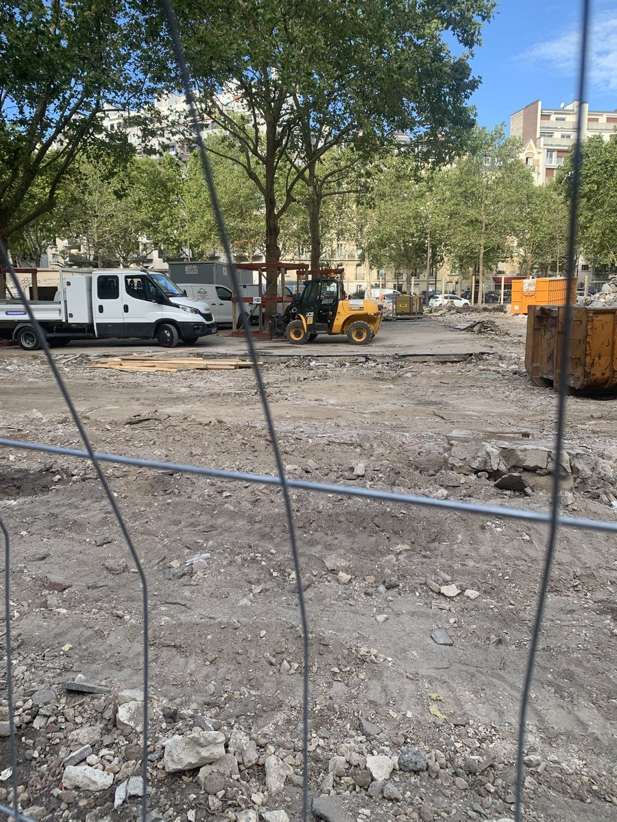 david_alphand's tweet photo. 🌿L’îlot Erlanger doit être défendu contre la densification et sa transformation en îlot de chaleur.
Le quartier d’Auteuil s’est mobilisé ce matin 💪
Avec les associations APQE, @SOSParis, @FNE_Paris, @GNSA_arbres et la mairie du 16e @Jeremy_Redler @B_Lecouturier @bruliomar https://t.co/93nieEM1SO
