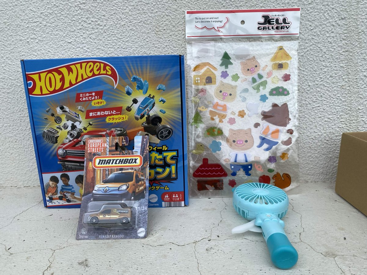 ty1217r's tweet photo. 先日、友人とドンキホーテで購入したワクワク大秘宝箱
結局当たらなかったじゃないかぁぁ！！
こうなったらまた買って闇を暴くしかない！！
ワクワク大秘宝箱とワクワク大秘宝箱DX
はずれたぁぁw
はずれたのはまだいいよ、ワクワク大秘宝DX2個買ってほぼ中身一緒じゃねぇぇかwww
#ワクワク大秘宝箱DX https://t.co/gvzT3mhxZS