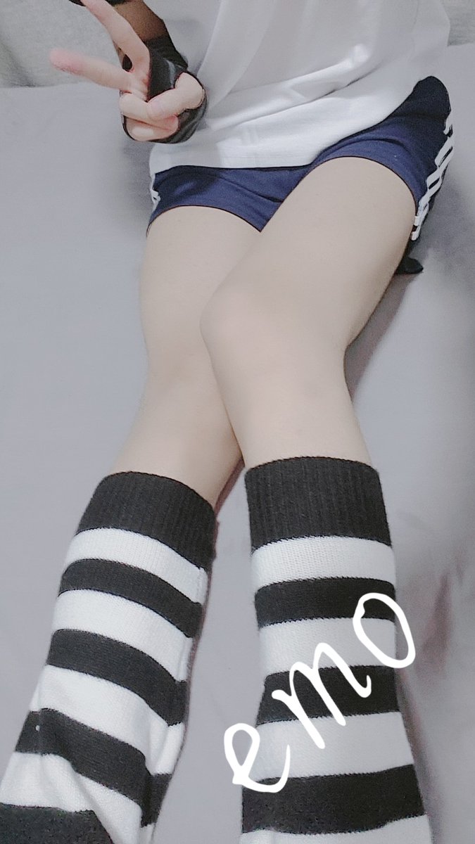 Yurian_mol's tweet photo. This is my first time posting about my legs, hope you don't hate me, please😶

Do you guys prefer wearing leg warmers or bare legs~🤭 https://t.co/p515SSpChS