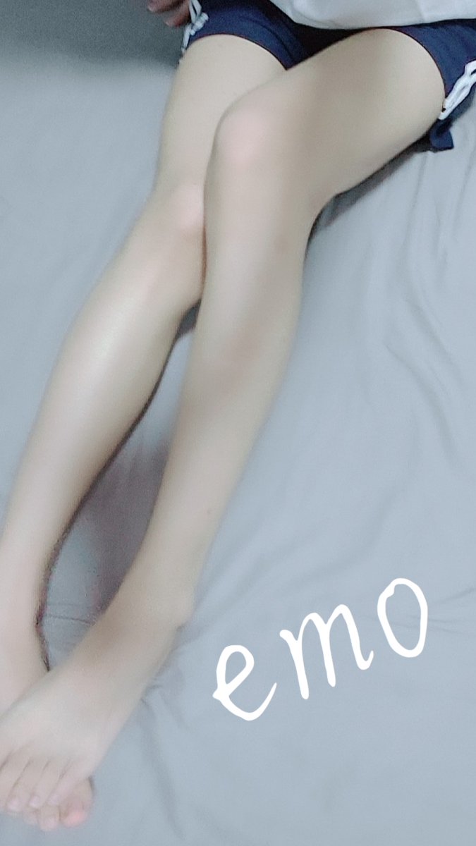 Yurian_mol's tweet photo. This is my first time posting about my legs, hope you don't hate me, please😶

Do you guys prefer wearing leg warmers or bare legs~🤭 https://t.co/p515SSpChS