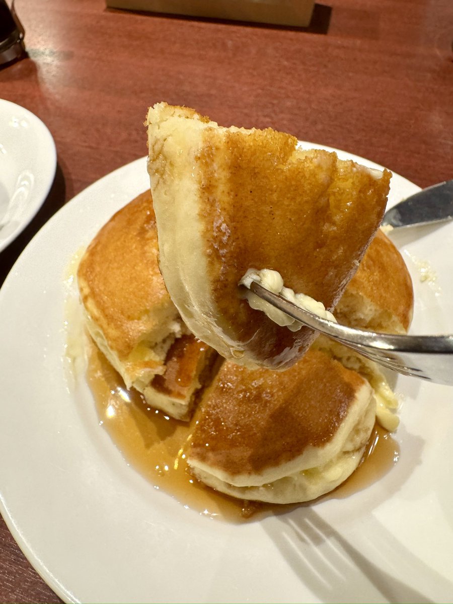 yamato160's tweet photo. 大阪に来たらこれを食え

梅田 喫茶サンシャイン

梅田で半世紀の老舗喫茶店
昭和レトロな店内も人気ですが
こちらのフードはどれも逸品

外はサクッと中はふんわりの
ホットケーキが大人気名物
たっぷりとメイプルシロップを
かけてシミシミで食べるがおすすめ

また自家焙煎のコーヒーが
これまたたまらなく相性がよい

ついつい長居したくなる喫茶店です