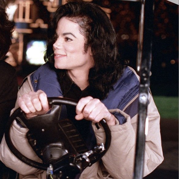 MJShamones's tweet photo. get in the car loser, we're going shopping ✨✨ https://t.co/RInQXO3TJo