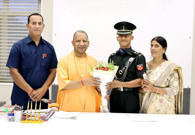 TheSentinelsBSF's tweet photo. मुख्यमंत्री श्री @myogiadityanath जी महाराज से आज लखनऊ में भारतीय सेना में नवनियुक्त लेफ्टिनेंट श्री अभय प्रताप सिंह जी ने शिष्टाचार भेंट की।

इस अवसर पर उनके पिता श्री भीष्म पाल सिंह जी भी उपस्थित रहे।
#AAATriplemanía #WWEBogotá #12Eylül1980 https://t.co/4KOonAhJ1K
