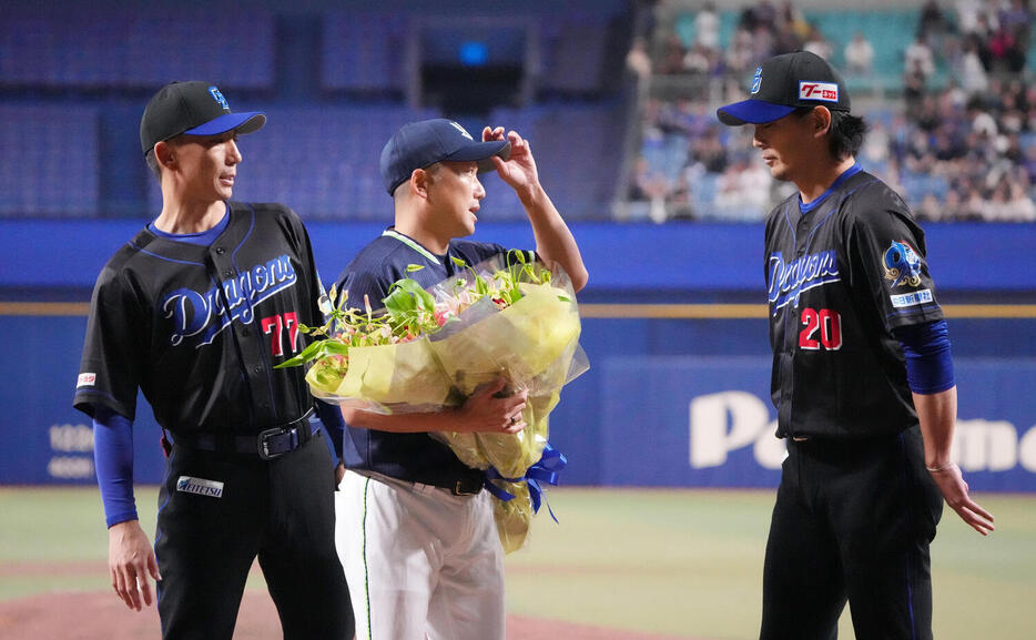 gnomotoke's tweet photo. 【中日】今季限りで現役引退ヤクルト石川雅規へ　嶋ヘッドコーチと涌井秀章が試合後に花束贈呈（日刊スポーツ）-Yahoo!ニュース https://t.co/Ruijca3x5e

試合後、今季限りで現役を引退するヤクルト石川雅規投手（46）に花束が贈呈された。 https://t.co/FsTplYYMMD