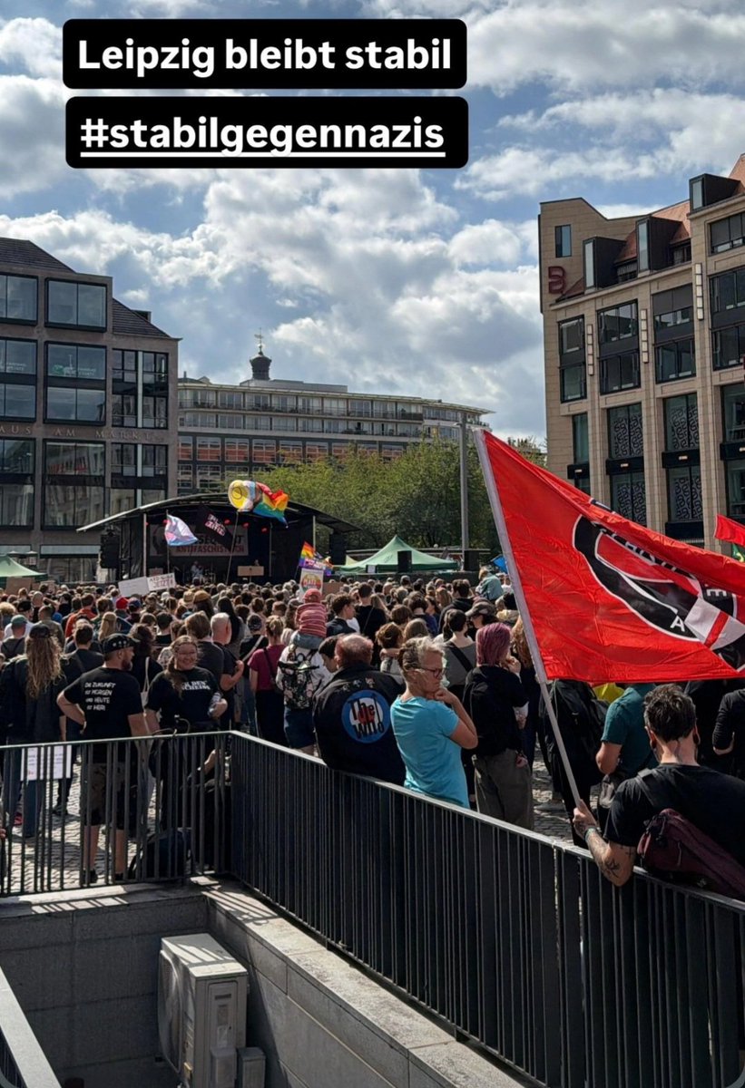 OmasGegRechtsLE's tweet photo. Mehr als 5000 Menschen heut bei der 'Zeit zum Handeln: AfD stoppen!' Demo auf dem Markt versammelt! ❤️‍🔥✊🏻🫶🏻
#le1209 https://t.co/B0M65utHT6