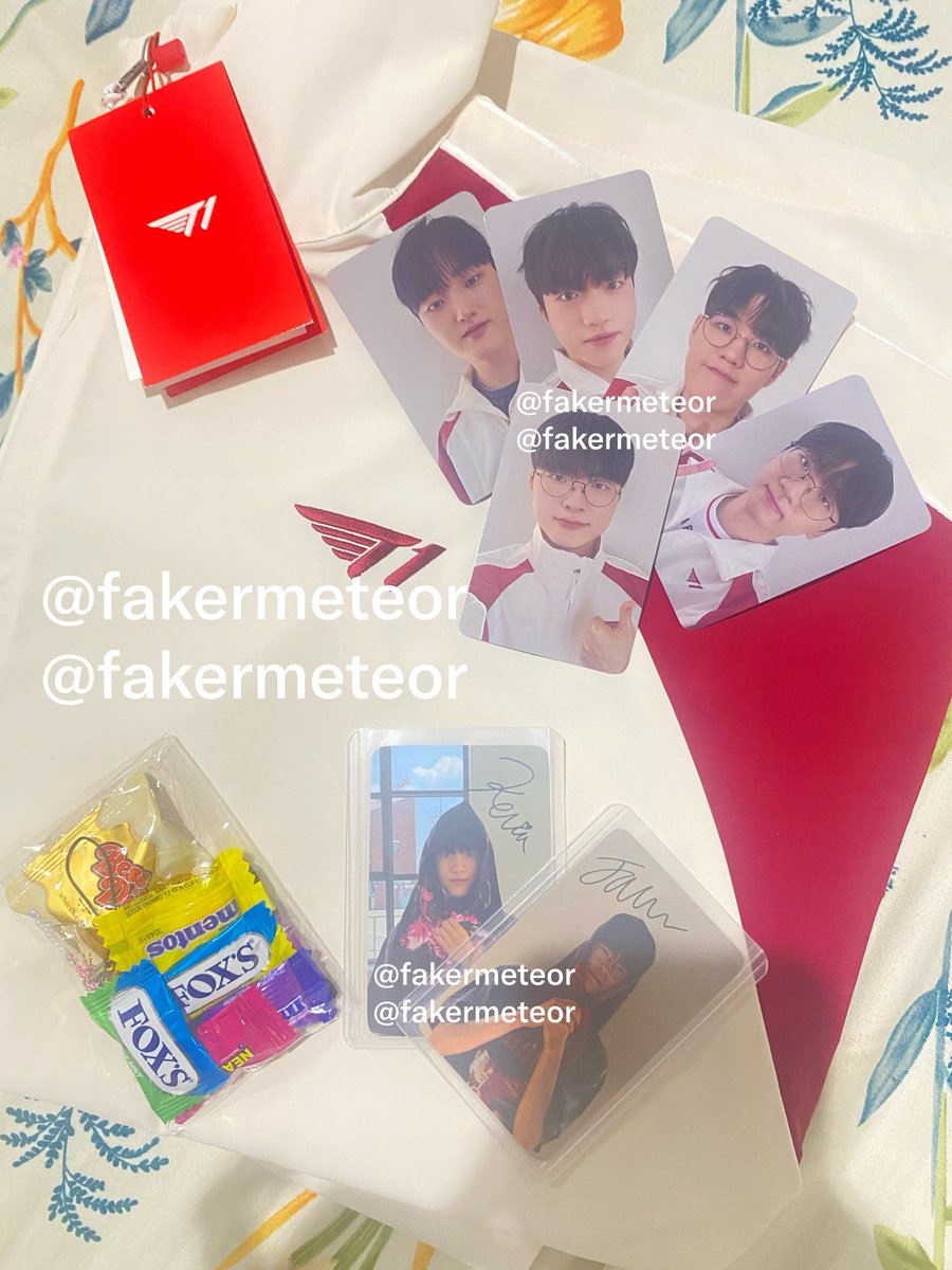 fakermeteor's tweet photo. Yay my windbreaker has safely arrived including the pcs (+ i got the faker keria bonus 🥹) thx for the candies too! all made possible by @TitipSaa lovely!! 💗 https://t.co/sfPGH9X0gf