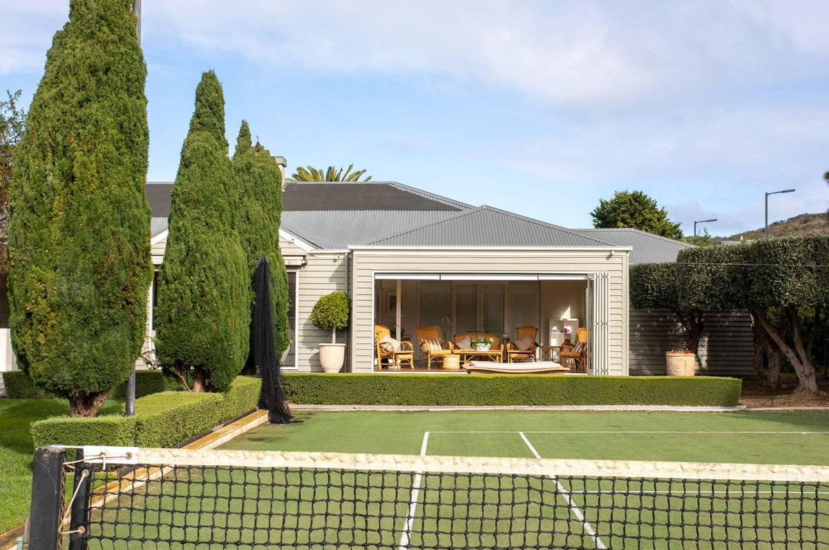 FrancescaPtp8's tweet photo. Escape to the Peninsula this winter. Just a short stroll from Back Beach, this beautifully designed Portsea retreat offers spacious interiors, seamless indoor-outdoor living, a pool and tennis court. Bookings now open. 4 bedrooms, 3. 5 bathrooms. https://t.co/FaQh8FvbSo