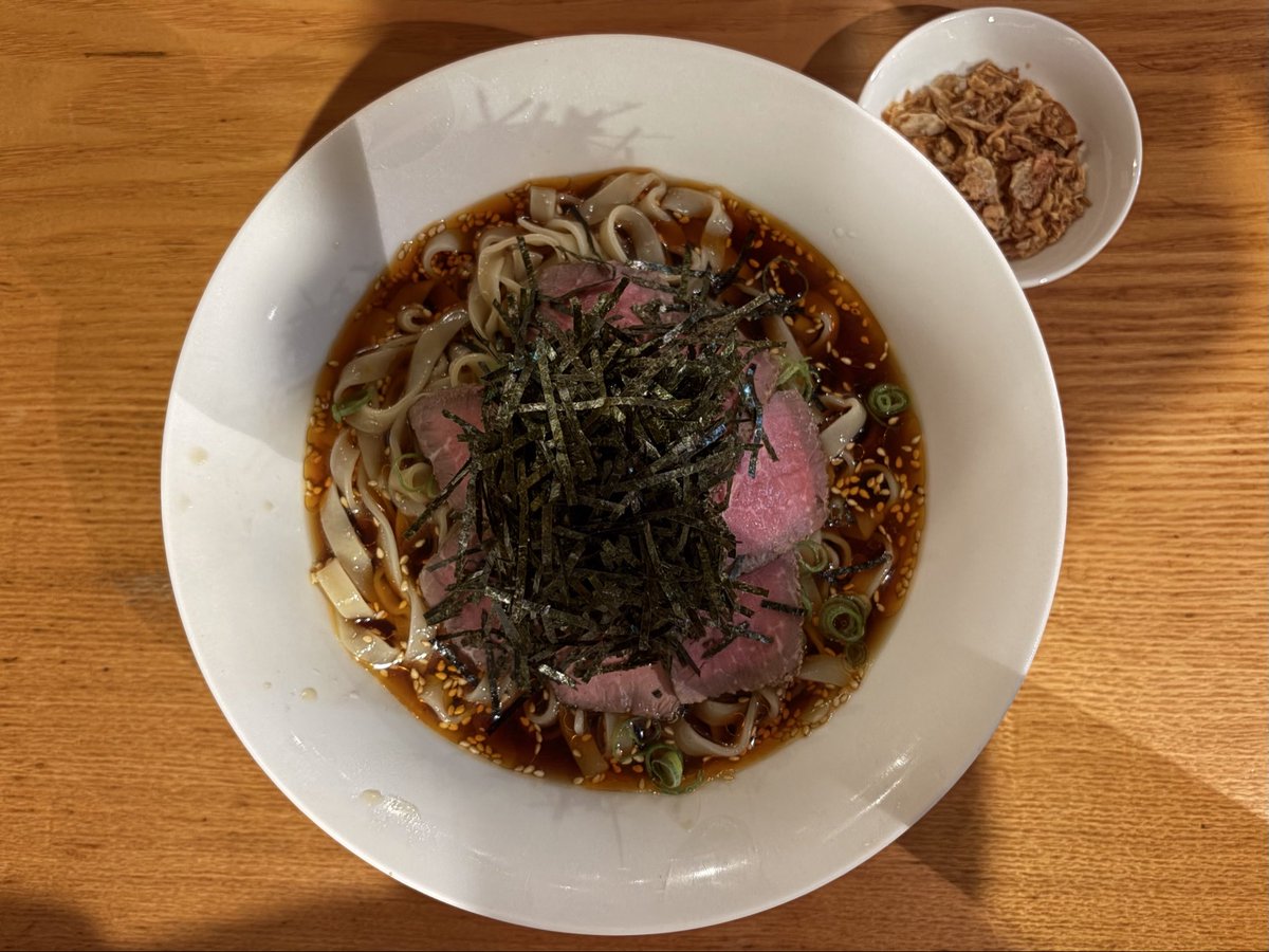 terrahydor's tweet photo. 冷たい肉そば大盛
フライドオニオン・ガーリック
1550円
@麺家喜多楽

夏季限定第3弾🍜
今年の夏は涼しくなるのが早かったので限定の冷やしは早めに頂いた方が良さそう💨
ローストビーフたっぷり❗️出汁と辣油が効いた冷たいスープがむっちゃ美味い😋この平打ち麺は大盛必須です‼️
ごちそうさまでした✨ https://t.co/BONVjUF4B0