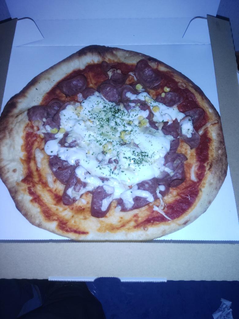 skeleton_light's tweet photo. 夜飯ピザにして美味かったんだけどカットされてなかったからちと面倒 https://t.co/PmPyBmMv6F