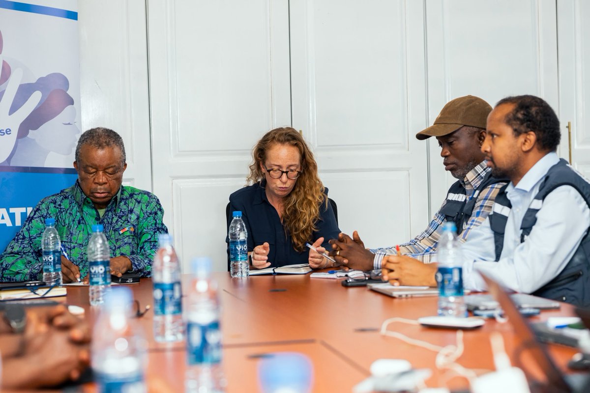 OMSRDCONGO's tweet photo. Le Pr @MTamfum, co-découvreur d'#Ebola en 1976 &amp; Directeur général de @inrb_kinshasa est à Bunia cette semaine. Il a rencontré les intervenants de plusieurs piliers de réponse de @WHO, conduits par la nouvelle Incident Manager, Dr Catherine Smallwood, @_katusche pour des échanges https://t.co/AxgzbK2BhY