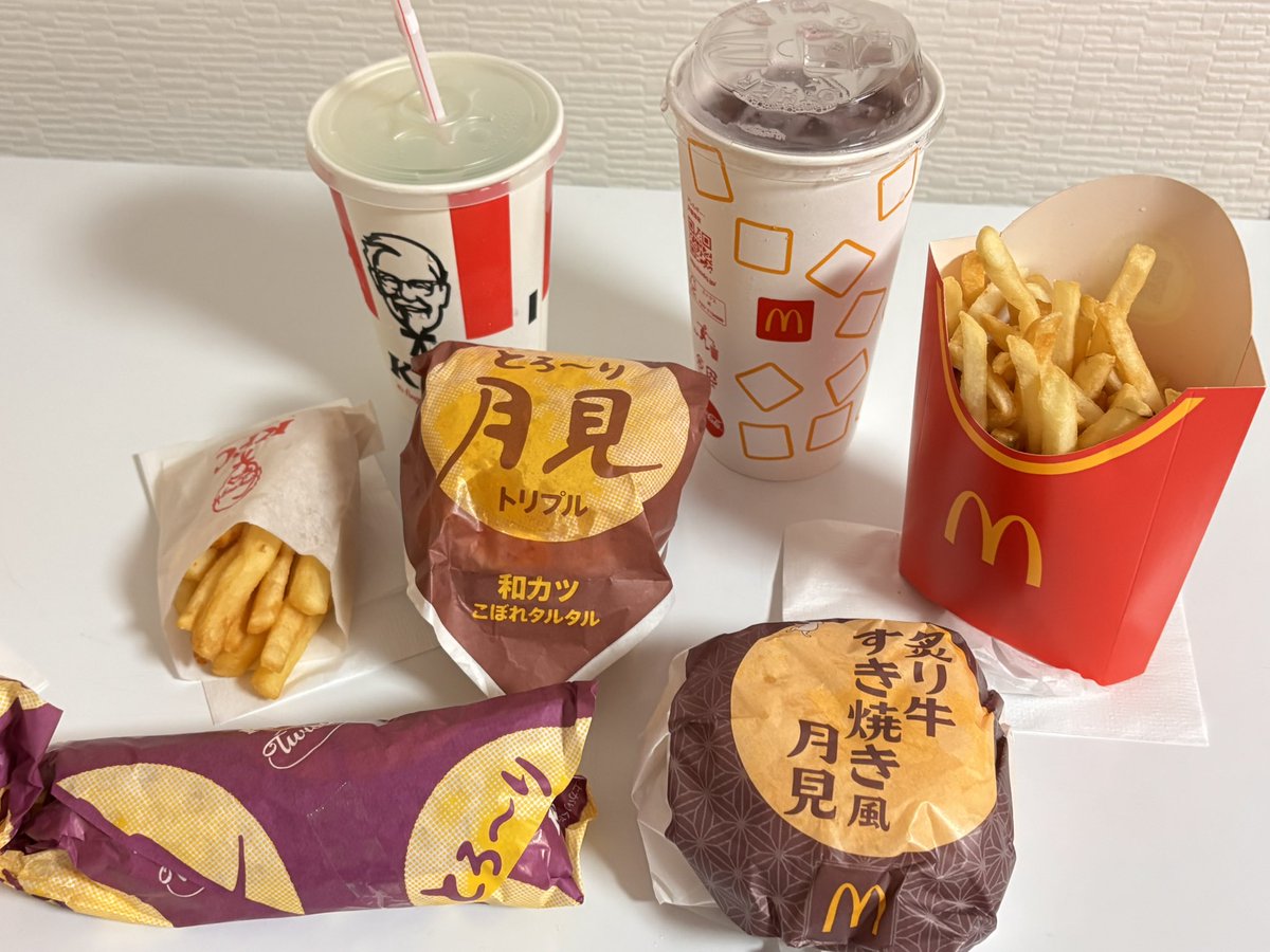 vikki0818's tweet photo. 月見祭り🌝
ポテトもバーガーもケンタッキーの勝ちだわ🏆

こぼれタルタルとろーり月見トリプル和カツ
高いけどうまー❣️ https://t.co/qMHsyZwz3p