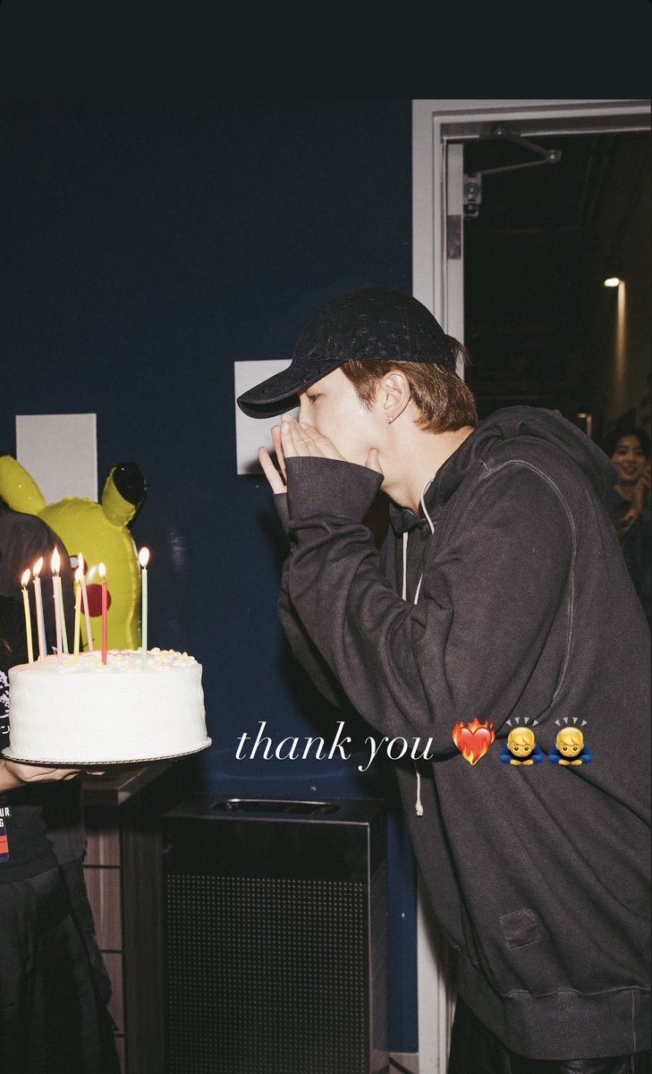 BTS_613Ari's tweet photo. 日本好きなナムさんの誕生日パーティーがハローキティのケーキとかピカチュウのバルーンとかたくさん日本の作品で溢れていてイルアミとして嬉しい限り🥰 https://t.co/hSbZWqqdEq