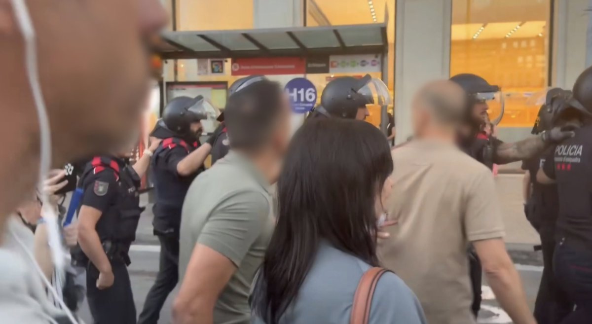 orriolsderipoll's tweet photo. Vull donar les gràcies i l'enhorabona als @mossos pels dispositius de seguretat d'aquests dos dies.

Ahir tenien ordres polítiques de no obrir-me el pas davant els intolerants a Plaça Catalunya... 

Els vaig dir que si el govern Illa no em garantia els drets polítics, els exerciria igualment encara que fós entrant sola a la plaça.

Ho vaig fer i em van protegir en tot moment.

Que una diputada hagi d'anar així pels carrers, posa en dubte els fonaments de la democràcia...

La passivitat del govern a l'hora de garantir drets, contrasta amb la professionalitat de la nostra policia.

Gràcies a tots🫡