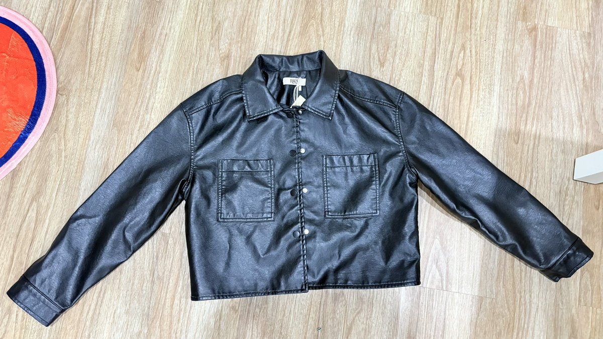 khingyeh's tweet photo. ส่งต่อแจ็คเก็ต Riley.apparels 550฿ รวมส่ง📮ใส่แค่ถ่ายรูป อาจมีเลอะฝุ่นเล็กน้อยงับ ดูพตได้งับ💖 #ส่งต่อ #ส่งต่อเสื้อผ้ามือสอง #cintageshop #ส่งต่อเสื้อผ้า #ส่งต่อstylist #ส่งต่อมือสอง #เสื้อผ้าราคาถูก #ตลาดนัดมือสอง #ส่งต่อcintage #Cintage #ส่งต่อstylist https://t.co/aUVAb6u10D