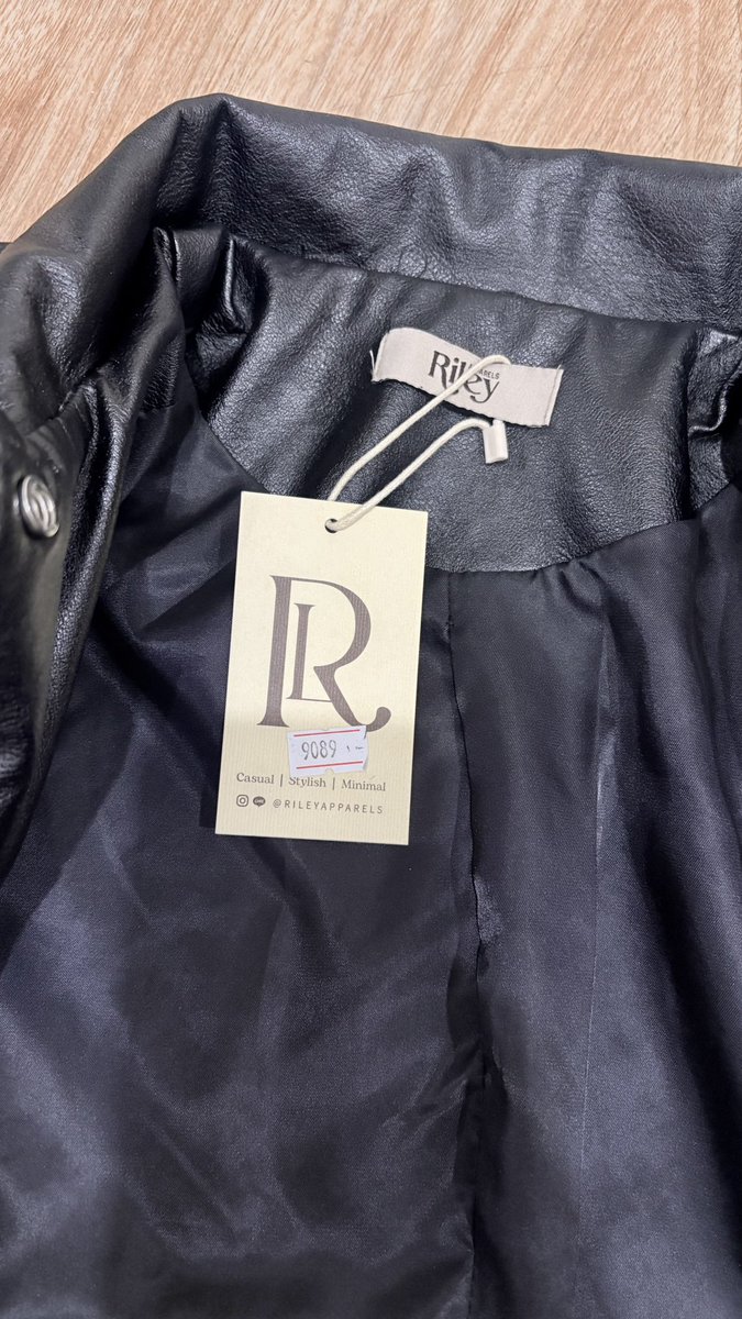 khingyeh's tweet photo. ส่งต่อแจ็คเก็ต Riley.apparels 550฿ รวมส่ง📮ใส่แค่ถ่ายรูป อาจมีเลอะฝุ่นเล็กน้อยงับ ดูพตได้งับ💖 #ส่งต่อ #ส่งต่อเสื้อผ้ามือสอง #cintageshop #ส่งต่อเสื้อผ้า #ส่งต่อstylist #ส่งต่อมือสอง #เสื้อผ้าราคาถูก #ตลาดนัดมือสอง #ส่งต่อcintage #Cintage #ส่งต่อstylist https://t.co/aUVAb6u10D