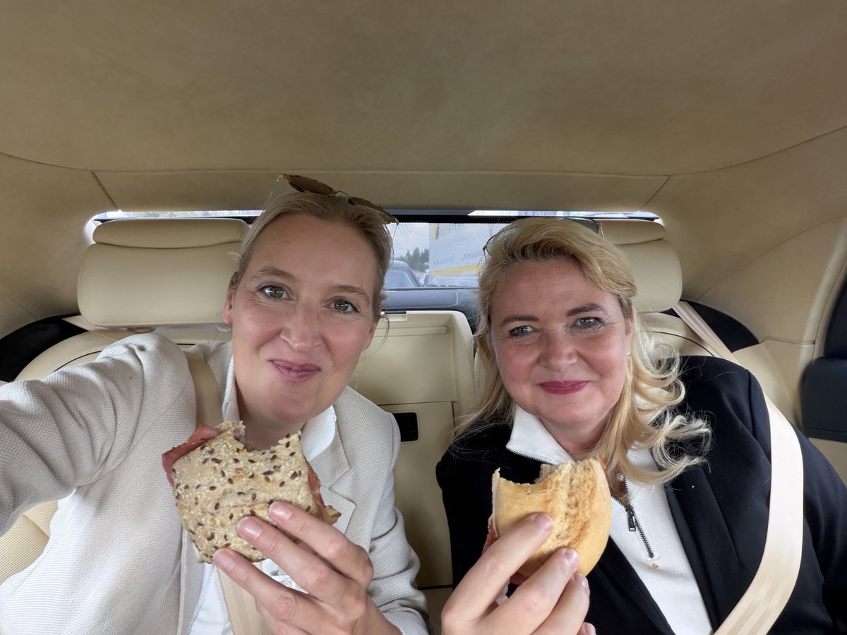 Alice_Weidel's tweet photo. Infostand-Tour durch Berlin: Kleine Mittagspause mit Kristin Brinker! https://t.co/3tM7hB6r8k