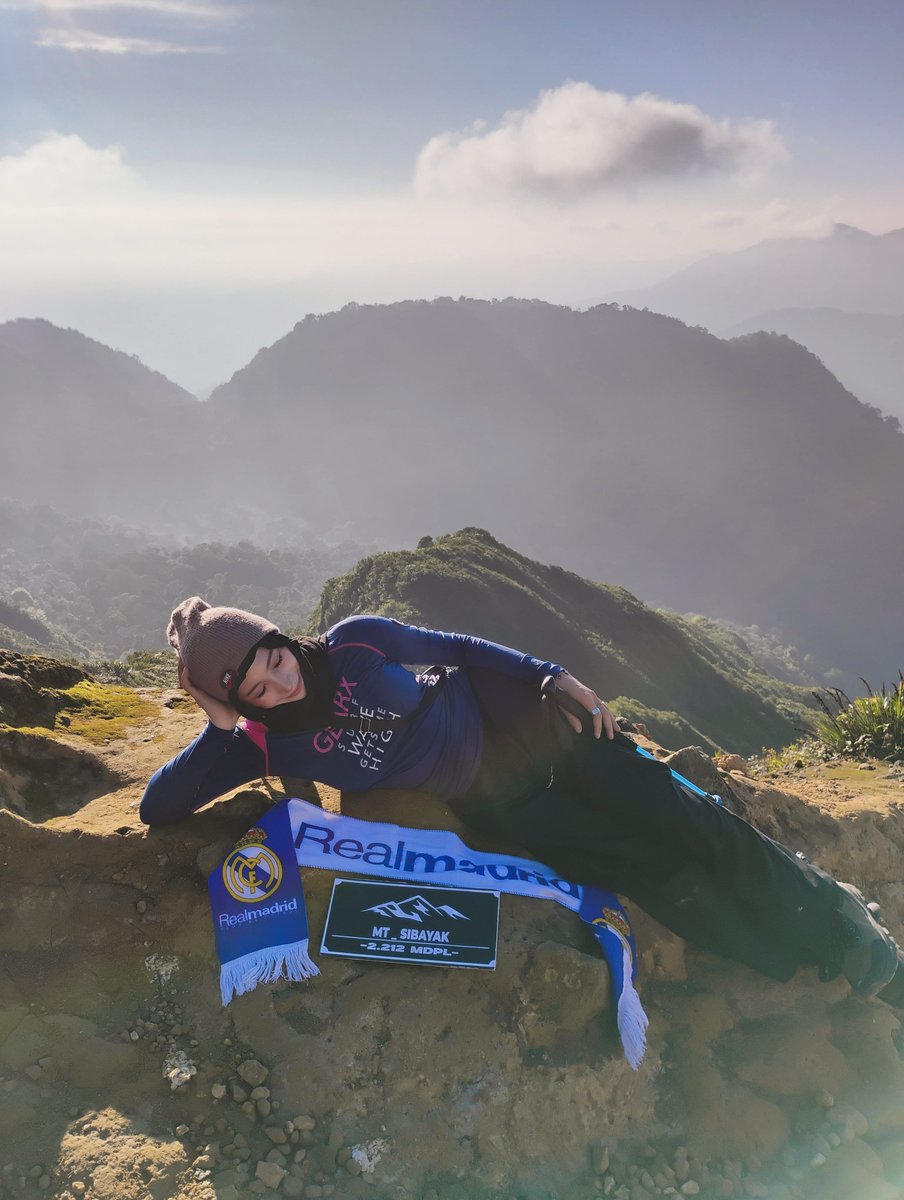 ichasarli's tweet photo. first time summit mt sibayak malah ditanya "berapa robux biar kayak kakak?",
p maksut? https://t.co/kNzO7EwzWb