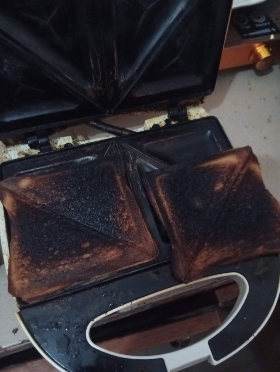 HAYZEDProS's tweet photo. I made sandwich, who wants? https://t.co/oXnXOFzA2j