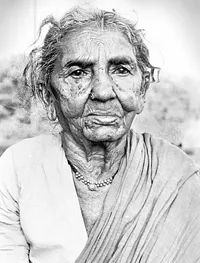 SadaaShree's tweet photo. Would you believe that the Telangana revolt against the Nizam was started by this frail looking lady in the picture?  

Chityala Ailamma better known as Chakali Ailamma who took on the might of the Nizams, his stooges armed with just a rokali( Pestle) and sheer courage. 

She was born in 1919 in Krishnapuram, a small village in Warangal dt, belonging to the Rajaka community, which accounts for her name too, Chakali is Telugu for washerman. 

For a long time, the rural parts of Hyderabad State, were divided into what was called as Samsthanams, essentially pieces of feudal territories, under the oppresive rule of the Reddy, Velama doras in Telangana, the Deshmukhs in other regions, who ran a brutal and often oppressive rule.

They owned most of the land, and collected the taxes from the poor peasantry, and keeping them in perpetual bonded labor( called as Vetti Chakiri).  

These landlords were the masters of their own land, and had a good bonding with the Nizam and his nobles. The Nizam on the other hand, hardly had any control over these lands, and let the Doras run it as per their own free whims, it was pretty much a quid pro quo arrangement.

Ailamma was initially a member of the Andhra Mahasabha, before she joined the Communists later. It was the time the Razakars in tandem with the Doras, were unleashing a wave of terror in the countryside. 

Burning villages, massacring Hindus en masse, molesting Hindu women, forbidding them to read or write in Telugu.

It was apparent that only an armed revolt could resist the Razakar atrocities, and the peasants aided by Communists, Andhra Mahasabha began a guerilla warfare against the Nizam and his Patel-Patwari stooges. Ailamma’s house itself was a meeting point for many revolutionaries.

“This land is mine, I have raised the crops, who is the Dora to grab”

In order to make ends meet, Ailamma, had taken 4 acres of land on Koulu( lease) from the Maktedar of Mallampalli, Uttamaraju Kondalrao, for farming. The Palakurthi Patel Seshagiri Rao tried forcing Ailamma to work on his lands, she however put her foot down. 

He complained to Visnoor Deshmukh Rapaka Ramachandra Reddy, that she was involved with communist activities, and got her arrested. However the court ruled against the Deshmukh.

The Deshmukh in collaboration with the Patel, made a document claiming Ailamma’s four acres of land in his name, and sent his goons to take the harvested crop from her land. 

However the Andhra Mahasabha activists like Bheemreddy Narsimha Reddy, Arutla Ramchandra Reddy, Chakilam Yadagiri harvested the crop, and carried it to Ailamma’s home themselves.

The Deshmukh along with the Razakars, burnt down Ailamma’s home, grabbed all the food grains, her modest belongings. 

Her daughter Soma Narsamma, was brutally assaulted by the Razakars, while her sons were beaten up along with her husband Chityala Narasayya. The atrocities only hardened Ailamma’s resolve to take on the Razakars and the Dora.

“What more can the Dora and his stooges do to me"

Picking up a rokali( pestle) she thrashed the Razakars badly. 

Walking on foot to the Dora’s home, she openly dared him to grab her land. Soon the Communists attacked the Dora, and distributed the land to the peasants. Her fight against the Nizam and his stooges, inspired many such lower caste peasants to rise in revolt.

Sadly after independence, Ailamma did not receive any benefits, she was not recognized as a freedom fighter, nor did she receive the pension meant for activists like her. She had to suffer poverty in her final years, and passed away on September 10, 1985 in Palakurthy.

#Naman to a true heroine whose story needs to be told more.