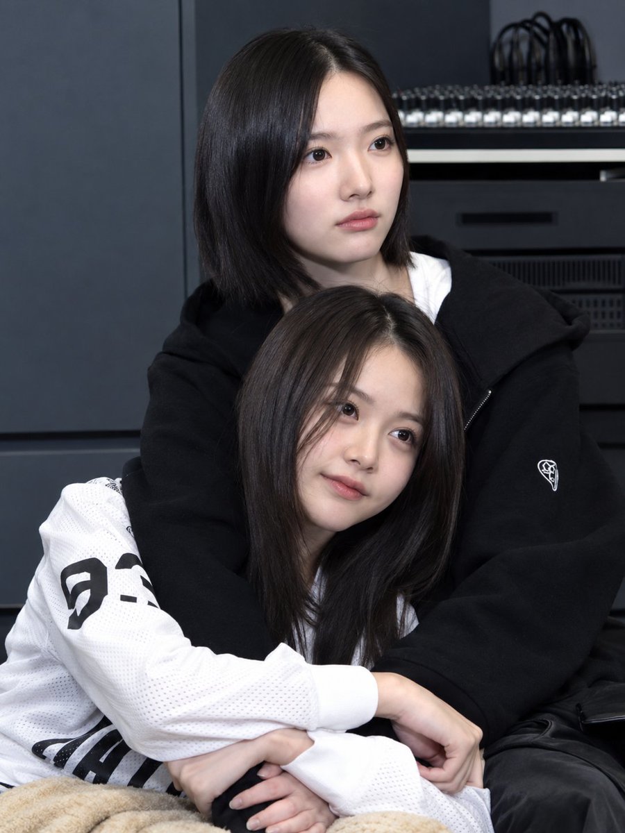 LockNinety5's tweet photo. Remember this moment ☺️ ? 
Ahh... it's been a really long time 🤭✨
.
.
#Hearts2Hearts  #하츠투하츠 #JIWOO #지우 #CARMEN #카르멘 #WOOMEN #CAWOOZ #카우즈 #06z https://t.co/nxZ0qtl0ul