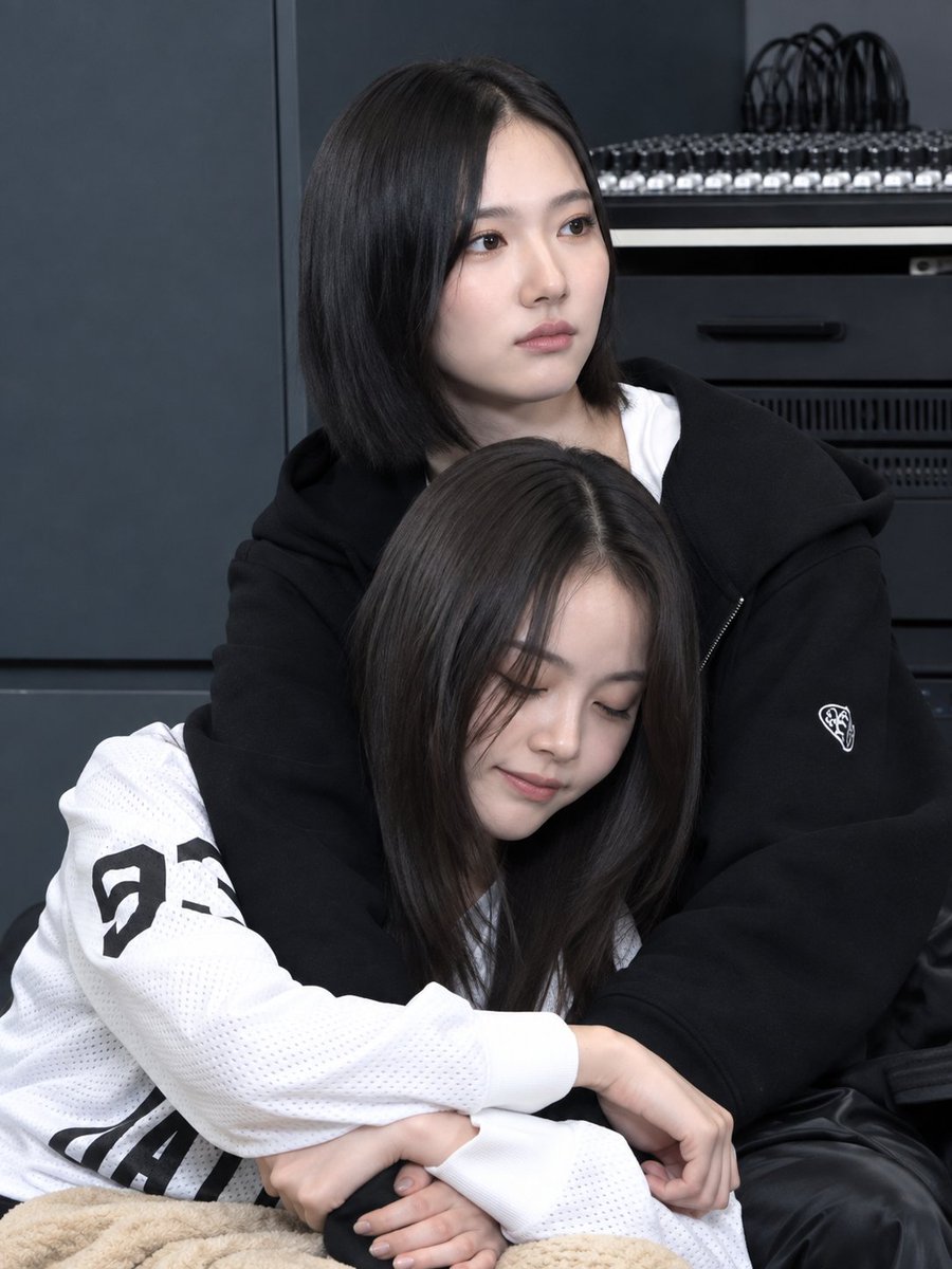 LockNinety5's tweet photo. Remember this moment ☺️ ? 
Ahh... it's been a really long time 🤭✨
.
.
#Hearts2Hearts  #하츠투하츠 #JIWOO #지우 #CARMEN #카르멘 #WOOMEN #CAWOOZ #카우즈 #06z https://t.co/nxZ0qtl0ul