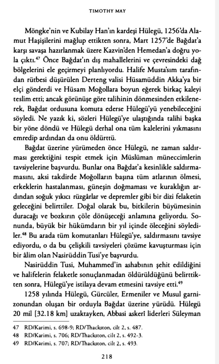 Xani004's tweet photo. Moğol tehlikesi Bağdat'a yaklaşırken Abbasi halifesi Müstasım'ın muhafızı ve Abbasi ordusunun sağ kanadının kumandanı Kürt Melik İzzeddin b. Fetheddin tehlikeyi görmüş Halifeyi tedbir alması için uyarmış fakat halife gelen orduyu hafife almıştı.

1258 yılında Hülagu Gürcüler, Ermeniler ve Musul garnizonundan oluşan bir orduyla Bağdat üzerine yürüdü. Abbasi askeri liderleri Süleyman Şah ve Melik İzzeddin b. Fetheddin ve Ser-Devatdar Mücahidüddin halifeyi harekete geçmesi için yüreklendirmeye çalıştılar fakat o, işleri doğal olarak hiçbir şey yapmayan veziri İbn Alkami'nin ellerine bırakmayı tercih etti.

Melik İzzeddin ve Mücahidüddin 20.000 atlıyla Moğollarla çarpışıp  onları bozguna uğrattı. İzzeddin Moğolları takip etmek istedi ama Mücahidüddin bunun sahte bir ricat olmasından korkarak geri çekildi. Böylece Abbasi ordusu Fırat'ın bir kolu olan Nehr-i Şer Irmağı yakınlarında ordugah kurdular. Fakat Vezir Alkami Abbasilere ihanet ederek ovayı sular altında bıraktı ve Moğollar saldırdı.

Ek olarak:

-İbn Kesir’e göre Hülagu halifeyi öldürtmesi için kendisini kışkırtan İbn Alkami’yi ise eski görevinde bıraktı.

-İbn Kesir ve İbnü’l-İmad gibi tarihçilere göre İbn Alkami Hülagu'nun nezdinde itibar kazanmak, onun Bağdat’taki naibi olmak ve Sünnilerin Kerh’e saldırmalarının intikamını almak, hatta Sünni Abbasi halifeliğinin yerine bir Şii hilafeti kurmak istemiş, ancak Hülagu bu teklifi kabul etmemiştir.📍
