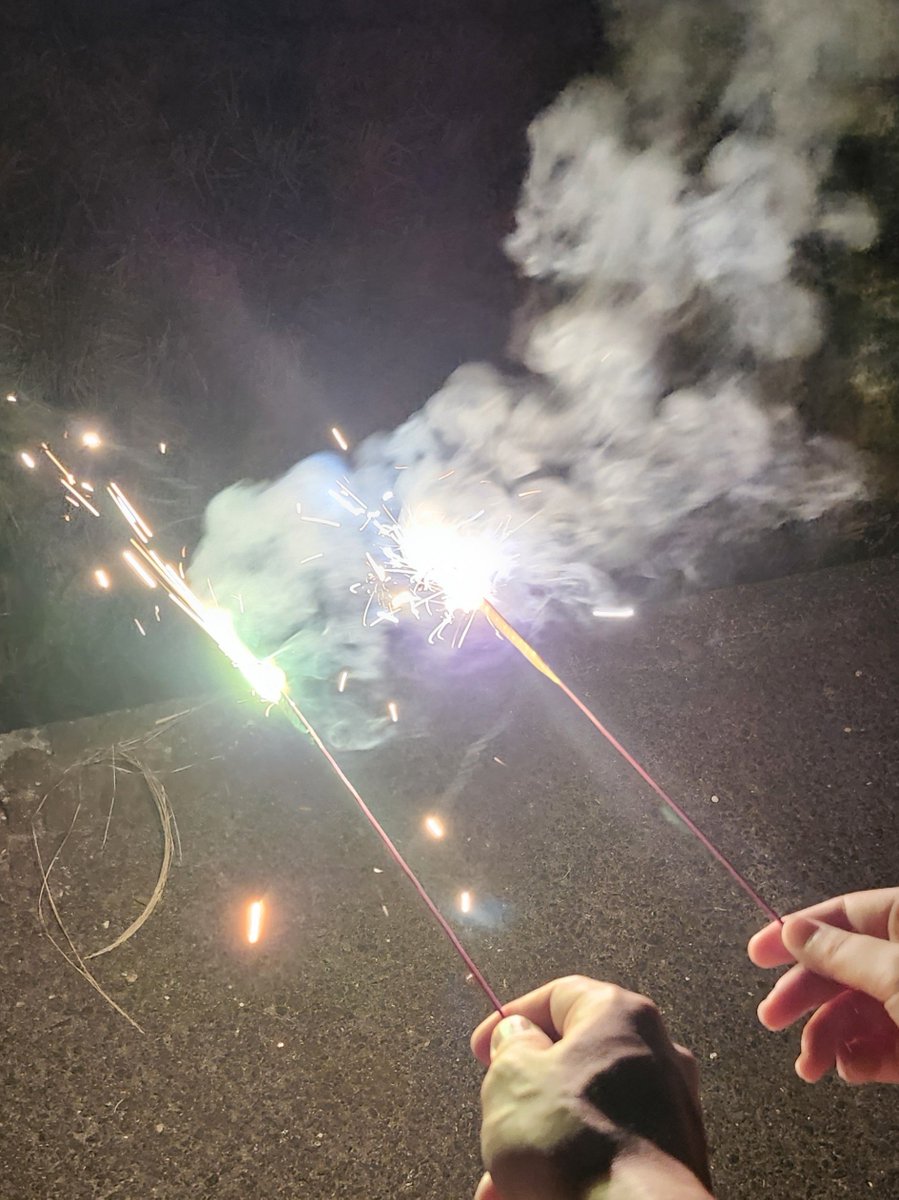 hisui510's tweet photo. 今日は花火をしたよ〜

今日の夜は涼しいから花火日和だった✨ https://t.co/Ff9nArVqlX