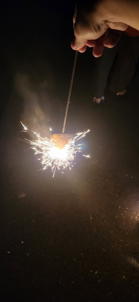 hisui510's tweet photo. 今日は花火をしたよ〜

今日の夜は涼しいから花火日和だった✨ https://t.co/Ff9nArVqlX