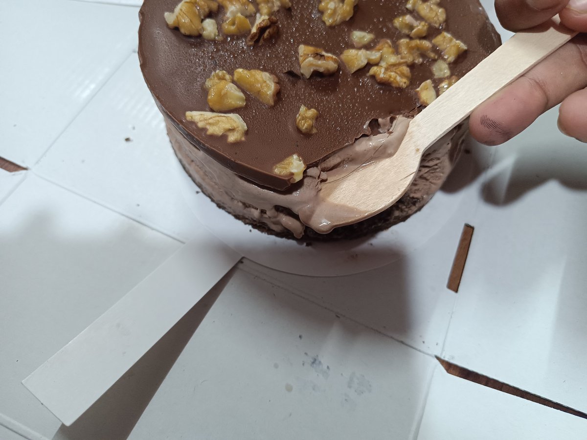 Vaidik_19's tweet photo. Final warning to 
@zomato
 @zomato_care
Order #8567689339 delivered with hair frozen deep inside the cake. Polar Bear outlet accepted their fault, yet Zomato ghosted and retained my money.
Now escalated to the Grievance Officer. Refund ₹647.15 or see you on NCH &amp; 
@fssaiindia https://t.co/TLafXDVlki