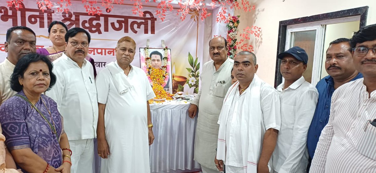 JaiSinghMLA's tweet photo. कोरबा निवासी वरिष्ठ कांग्रेसी, छत्तीसगढ़ महतारी संस्कृति सेवा संवर्धन समिति के संस्थापक सदस्य एवं संरक्षक तथा सतनामी समाज जिला कोरबा के पूर्व अध्यक्ष स्वर्गीय श्री यू. आर. महिलांगे जी की दशगात्र एवं चन्दनपान में सम्मिलित होकर उनके तैल्यचित्र पर श्रद्धांजलि अर्पित किया तथा शोकाकुल परिजनों से मुलाकात कर अपनी गहरी संवेदनाएं व्यक्त कीं।