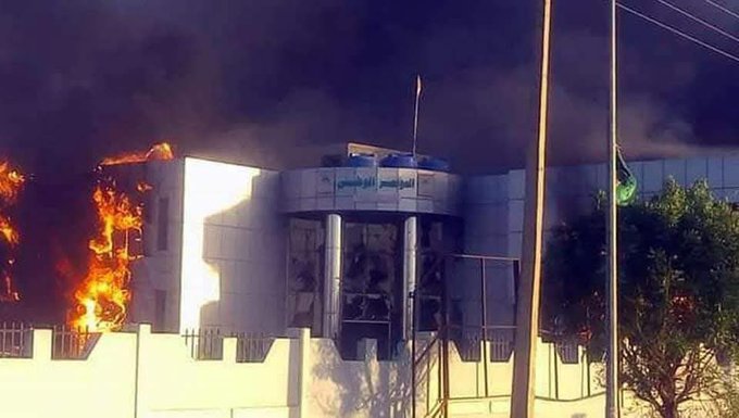 Ibrahim_Taj032's tweet photo. ناس عطبرة حرقو دار المؤتمر الوطني عشان الرغيفة بي 1 جنيه....

اليوم في عطبرة  الرغيفة 500 جنيه. https://t.co/M1x398TmGA