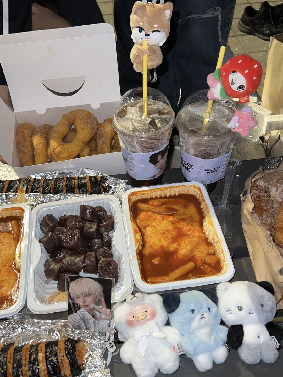 koouuuu_'s tweet photo. 오늘 하루가 어땟냐면 토도우펀 먹고 하루아침에 죽어버린 내 에어팟 새로 구매하고 명동에서 산 불닭오믈렛 먹으러 청계천 갓다가 벌레가 너무너무너무 많아서 먹을 수가 없어갖고 한강으로 자리 옮겨서 신전에 꽈배기 먹고 80살 여자 6명이서 얼음땡하고 멀리뛰기하고 꼬리잡기하고 동물의 왕국햇어 https://t.co/PmnunkKv13