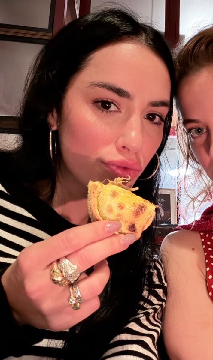popstarmount's tweet photo. no podes ser tan linda hasta comiendote una empanada !!! dios mio pedro rosemblat ojala sepas pelear https://t.co/ZbDLJzbyRr