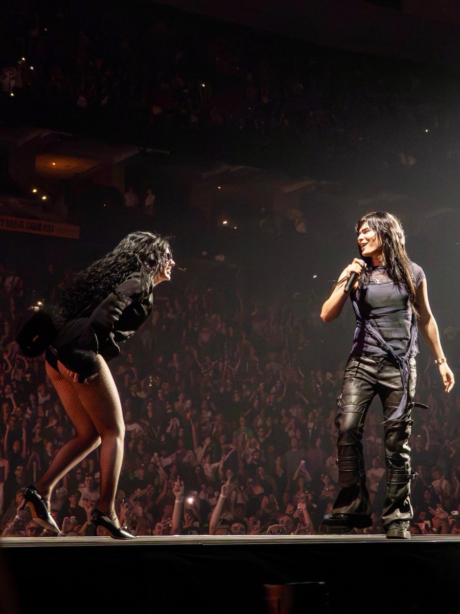 xcxsource's tweet photo. Charli xcx and Underscores performing “Do it” together last night at #MFFTourPhilly, shot by Joshua Mellin.

📸: @JoshuaMellin https://t.co/G0k0LeODvR