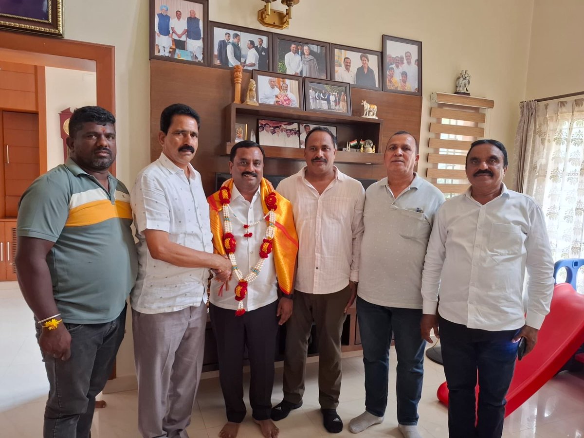 BMSandeepAICC's tweet photo. ಚಿಕ್ಕಮಗಳೂರು ಜಿಲ್ಲಾ ಕಾಂಗ್ರೆಸ್ ಸಮಿತಿಯ ನೂತನ ಅಧ್ಯಕ್ಷರಾಗಿ ನೇಮಕಗೊಂಡ ಶ್ರೀಯುತ ಮಂಜೇಗೌಡರವರು ಇಂದು ನಮ್ಮ ಮನೆಗೆ ಭೇಟಿ ನೀಡಿದ್ದು ನೂತನ ಜವಬ್ದಾರಿ ವಹಿಸಿಕೊಂಡ ಅವರಿಗೆ ಆತ್ಮೀಯವಾಗಿ ಅಭಿನಂದಿಸಲಾಯಿತು...
       The newly appointed President of the Chikkamagaluru District Congress Committee, Shri Manjegowda, visited our home today. I warmly congratulated him on taking charge of his new responsibility and wished him great success in his new role.
@kharge @RahulGandhi @kcvenugopalmp @rssurjewala