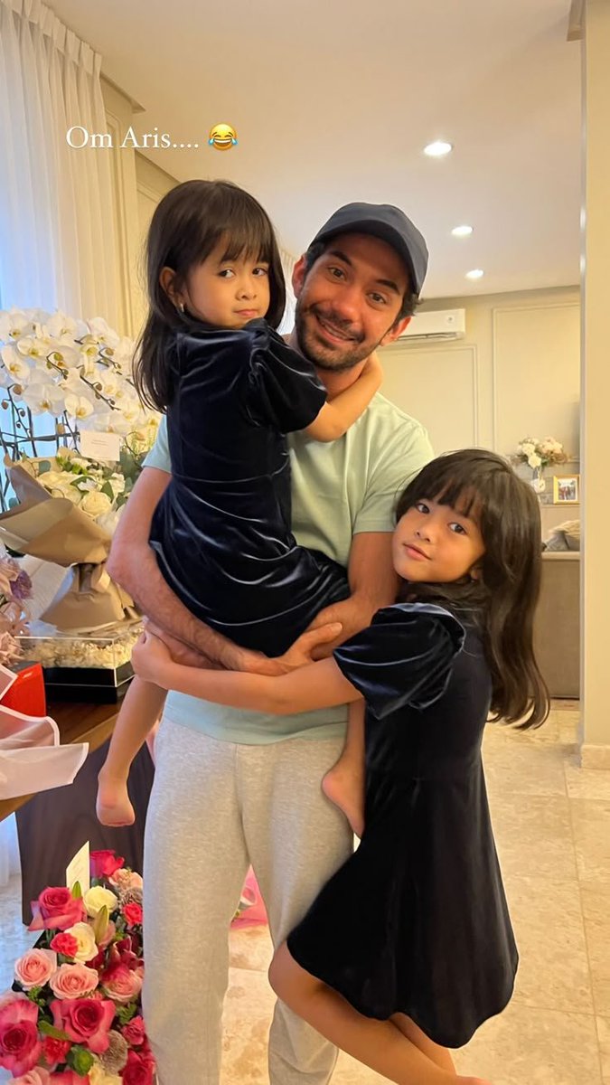 Hannah_Barron18's tweet photo. Anak-anak kesayanganku, seluruh duniaku. ❤️👨‍👧‍👧😂 https://t.co/WasNeBNdtY