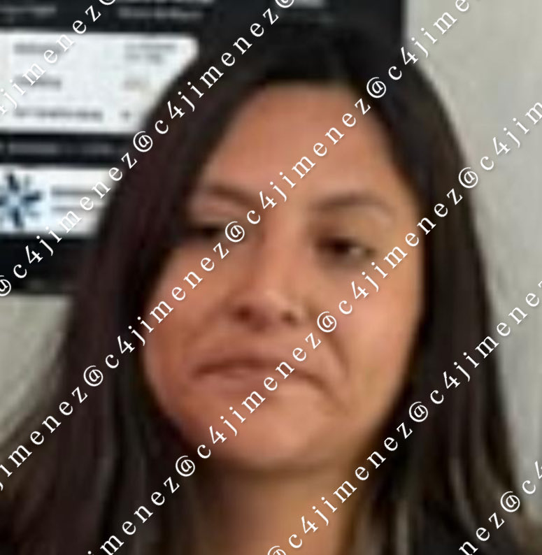 c4jimenez's tweet photo. EMBORRACHABA y ATRACABA a CHOFERES de @Uber_MEX y @DiDi_Mexico 
Dayana Peralta Flores
Pedía taxis por aplicación, pero aparecía con un cómplice.
Obligaba a los choferes a tomar alcohol de caña, los embriagaba… y así les robaba teléfonos, $, relojes… y el auto.
Agentes de @PDI_FGJCDMX la detuvieron en el @AICM_mx 
Si la reconoce, denúnciela!