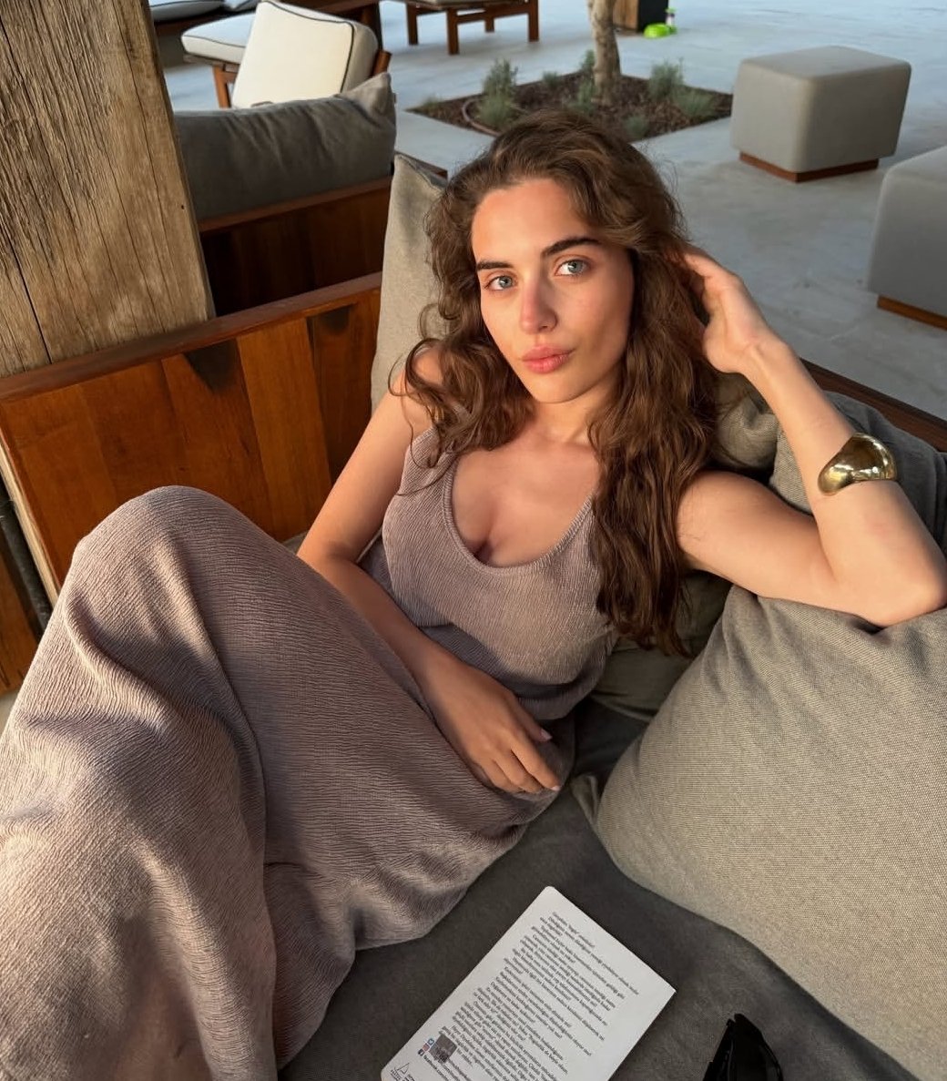seriesfairus's tweet photo. ister rastgele ister özenerek çekilmiş olsun farketmiyor kadın çok güzel 💛 https://t.co/DcOD1dfavN