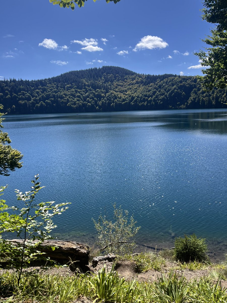 jeanlucmartinet's tweet photo. #BaladeSympa au lac Pavin, dans le massif du Sancy en #Auvergne https://t.co/kfBwPBRD5c