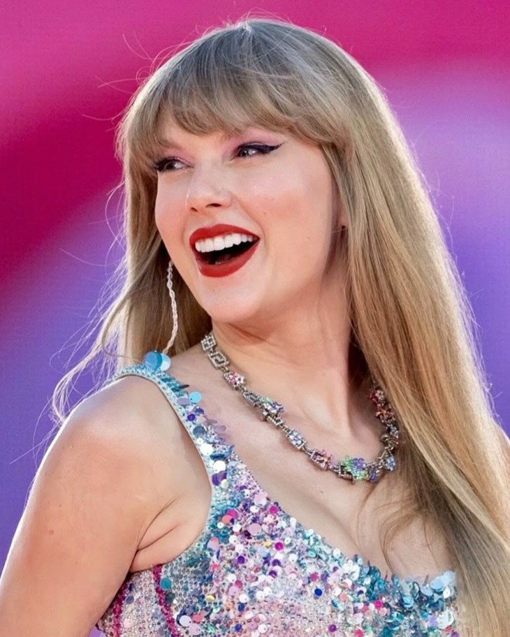 AcervoCharts's tweet photo. Taylor Swift distribuiu quase US$ 200 milhões em bônus à equipe durante sua última turnê.

Com o dinheiro, muitos funcionários conseguiram comprar a primeira casa. https://t.co/3F2boxTDvK