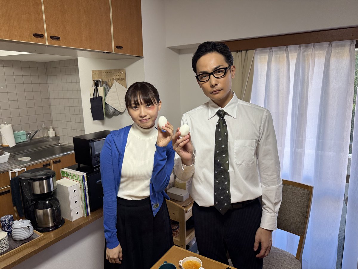 TBS_VIVANT's tweet photo. 🔴#VIVANTep17 裏話⚫️

ゆで卵の硬さで妻を怒鳴っていた
公安・和久井👮👿でしたが…

撮影中は和久井役・田中俊介さんも
妻役・木﨑ゆりあさんも終始笑顔でした☺️

ちなみに、硬いゆで卵を再現するため
和久井が投げていたのはゴムボールです🥚

#VIVANT 前半戦最終回！18話は明日放送📺✨ https://t.co/VKnBaEN8mF