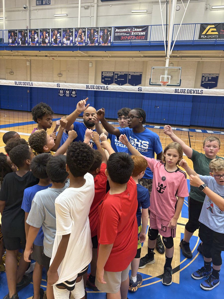 IPSAthletics's tweet photo. Starting our weekend on the volleyball hardwood 🏐💪🏾

@Titanathletics1 &amp; @Blue_Devils_SHS were exceptional hosts today for our Elementary Volleyball Clinics.

Great teamwork, development, &amp; smiles 😁 as everyone had a great start to their Saturday! https://t.co/4wRjHZsmTr