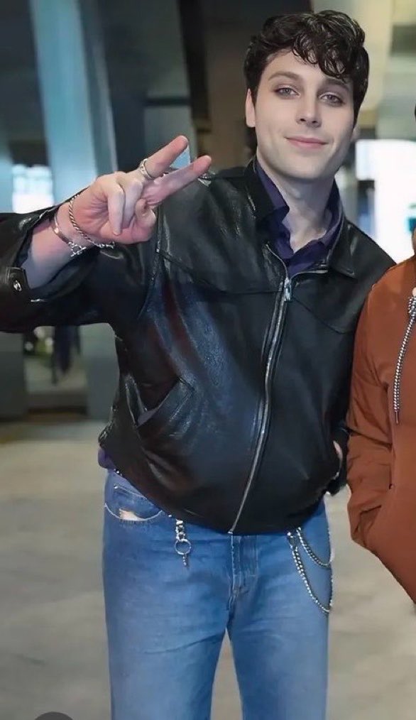 lukesdaylightt's tweet photo. wow i love dan howell!!! https://t.co/1HLZYNTd3Z