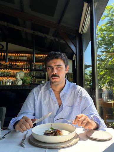 slmbenomurrss's tweet photo. Bilmiyorum bana kızabilirsiniz yada yine ne saçmalıyorsun diceksiniz ama bence Mesut adlini idolhouse ekibi fonluyo

Tolgayı hapse attırıp tek başına tüm pastayı yemek istediler https://t.co/fcNk7Ns011