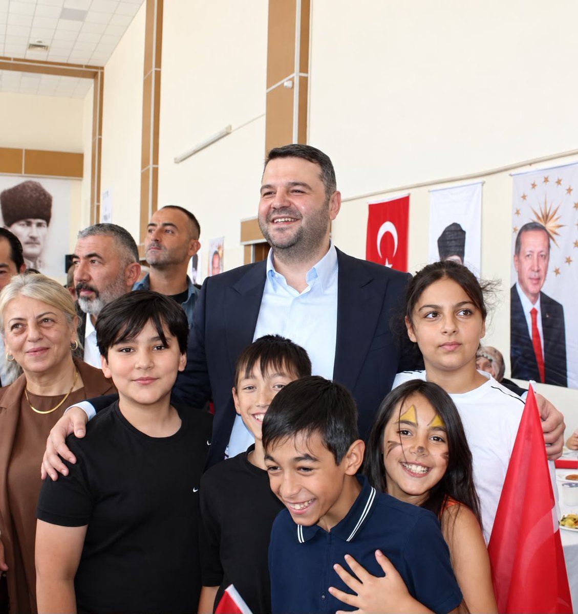 AkKeciorenResmi's tweet photo. 📍 Mevlana Kültür ve Kongre Merkezi

🎒 2026-2027 Keçiören’de İlk Zil, İlk Heyecan! 🔔

İlçe Başkanımız Ömer Faruk İslam, Belediye Başkanımız Dr. Mesut Özarslan, Belediye Başkan Yardımcılarımız, Belediye Meclis Üyelerimiz ve mahalle teşkilat mensuplarımızın katılımlarıyla, geleceğimizin teminatı olan çocuklarımızın okul heyecanına ortak olduk.

📚 Yeni eğitim-öğretim yılı öncesinde çocuklarımıza hediye ve kırtasiye malzemeleri takdim ederek, onların mutluluğuna ve heyecanına ortak olduk.

Çocuklarımızın yüzündeki tebessüm, bizim en büyük mutluluğumuz. ❤️

Yeni eğitim-öğretim yılının tüm öğrencilerimize, öğretmenlerimize ve velilerimize hayırlı olmasını diliyor; tüm evlatlarımıza başarılarla dolu bir eğitim hayatı temenni ediyoruz.

Programımıza katılımları için Belediye Başkanımız Sayın Dr. Mesut Özarslan’a teşekkürlerimizi sunuyoruz.

@RTErdogan
@hakanhanozcan
@erhansarigol
@AkpartiAnkara
@omerfarukislam
@OzarslanMesut