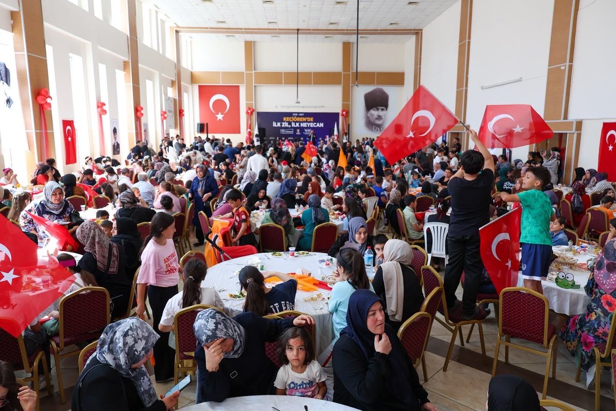 AkKeciorenResmi's tweet photo. 📍 Mevlana Kültür ve Kongre Merkezi

🎒 2026-2027 Keçiören’de İlk Zil, İlk Heyecan! 🔔

İlçe Başkanımız Ömer Faruk İslam, Belediye Başkanımız Dr. Mesut Özarslan, Belediye Başkan Yardımcılarımız, Belediye Meclis Üyelerimiz ve mahalle teşkilat mensuplarımızın katılımlarıyla, geleceğimizin teminatı olan çocuklarımızın okul heyecanına ortak olduk.

📚 Yeni eğitim-öğretim yılı öncesinde çocuklarımıza hediye ve kırtasiye malzemeleri takdim ederek, onların mutluluğuna ve heyecanına ortak olduk.

Çocuklarımızın yüzündeki tebessüm, bizim en büyük mutluluğumuz. ❤️

Yeni eğitim-öğretim yılının tüm öğrencilerimize, öğretmenlerimize ve velilerimize hayırlı olmasını diliyor; tüm evlatlarımıza başarılarla dolu bir eğitim hayatı temenni ediyoruz.

Programımıza katılımları için Belediye Başkanımız Sayın Dr. Mesut Özarslan’a teşekkürlerimizi sunuyoruz.

@RTErdogan
@hakanhanozcan
@erhansarigol
@AkpartiAnkara
@omerfarukislam
@OzarslanMesut